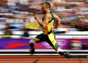 开云体育在线-引擎轰鸣与历史回响，F1新赛季揭幕战之夜，英格拉姆完成生涯里程碑