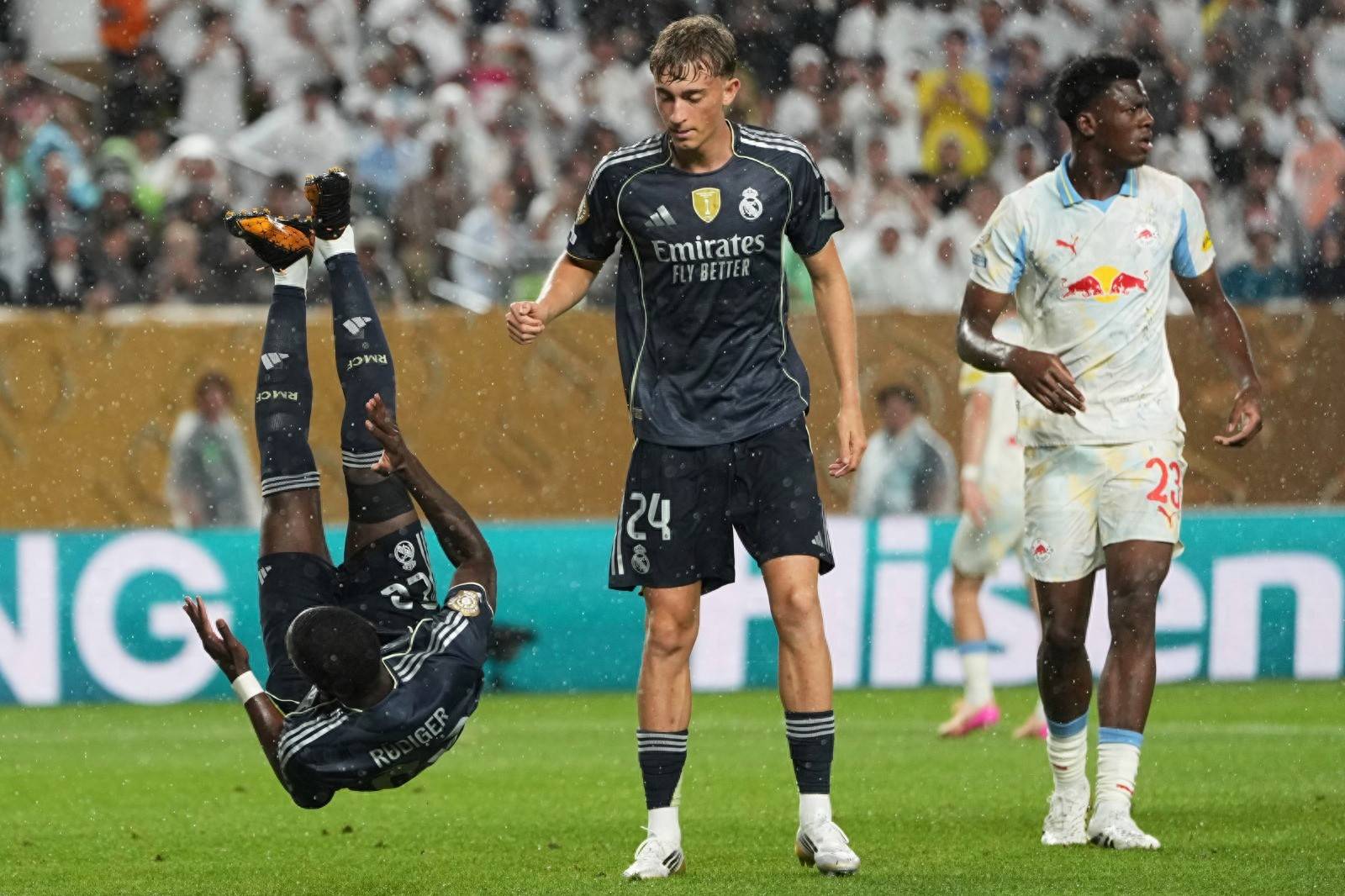 马赛横扫尤文，博格巴三分雨点燃全场的简单介绍