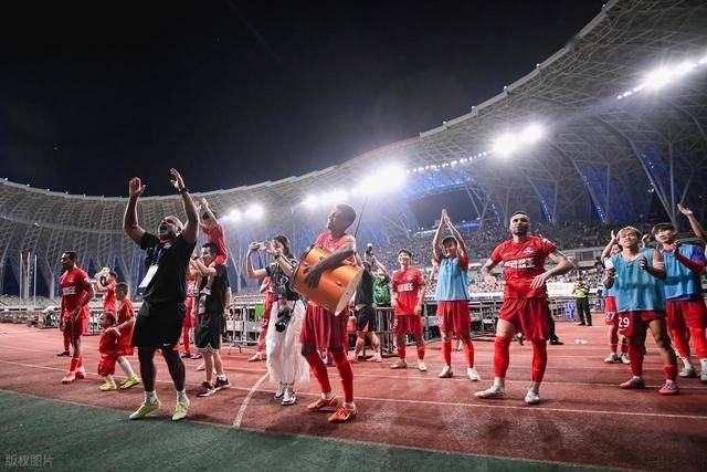 青岛黄海主场击败广州富力，豪取保级关键胜利的简单介绍