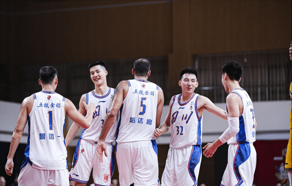 联赛冠军之争白热化,球员短兵相接 联赛冠军之争白热化,球员短兵相接