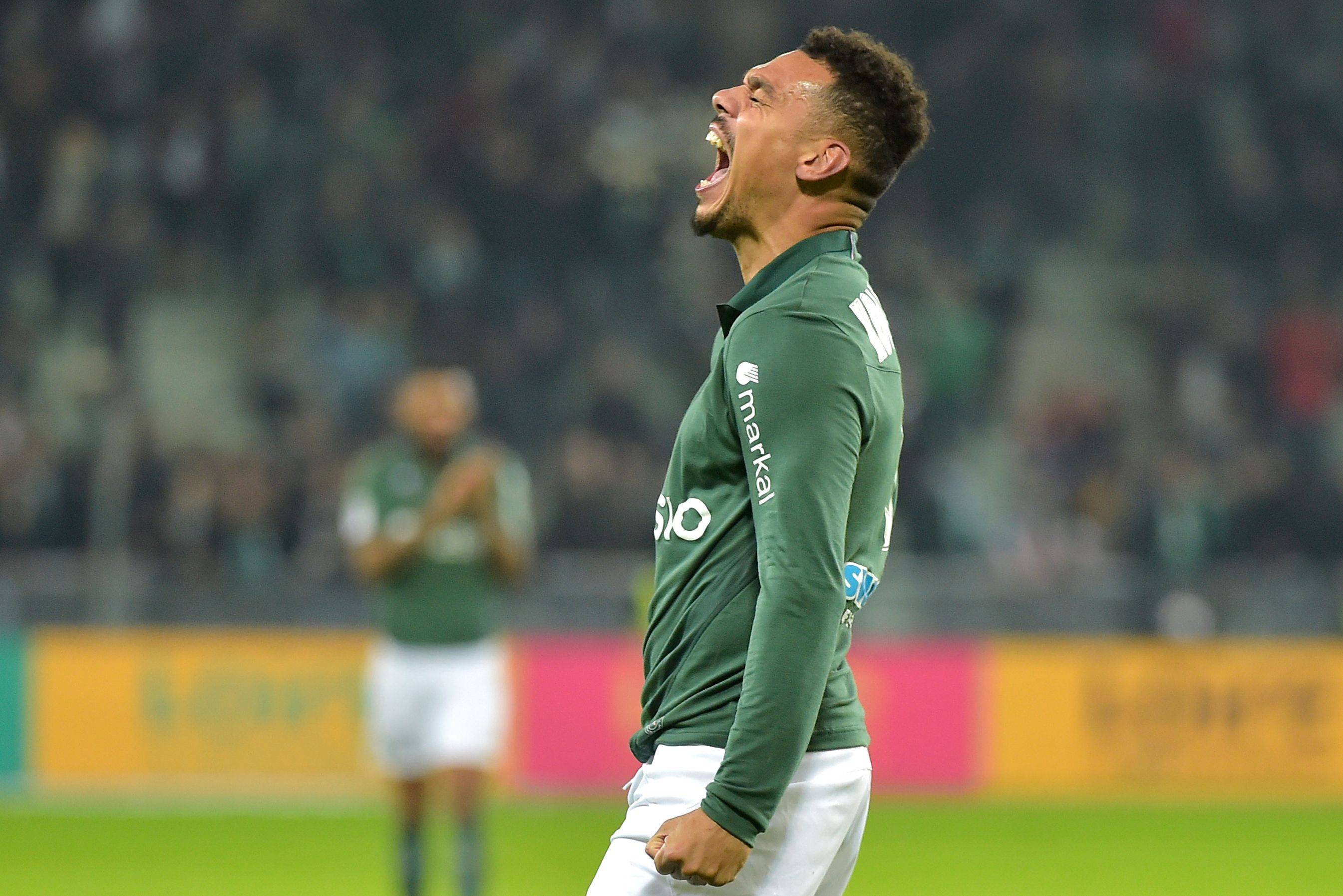 包含圣埃蒂安客场与对手握手言和，双方并肩前行的词条