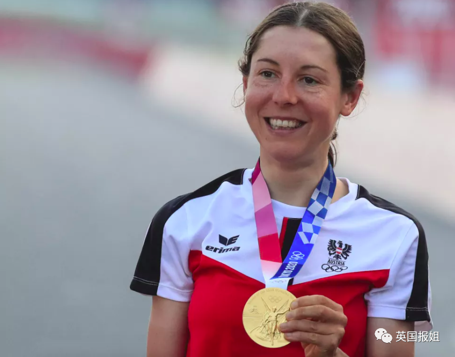 荷兰女子自行车选手率先冲过终点线 荷兰女子自行车选手率先冲过终点线