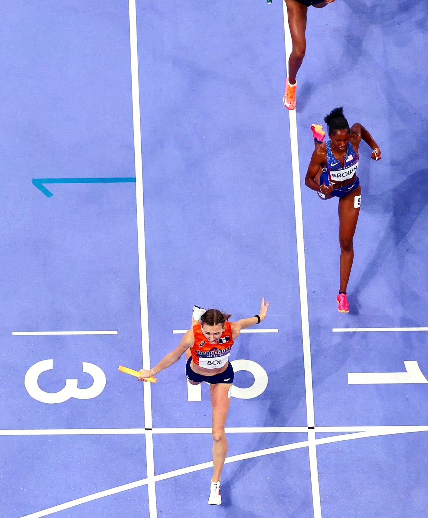 荷兰女子自行车选手率先冲过终点线 荷兰女子自行车选手率先冲过终点线