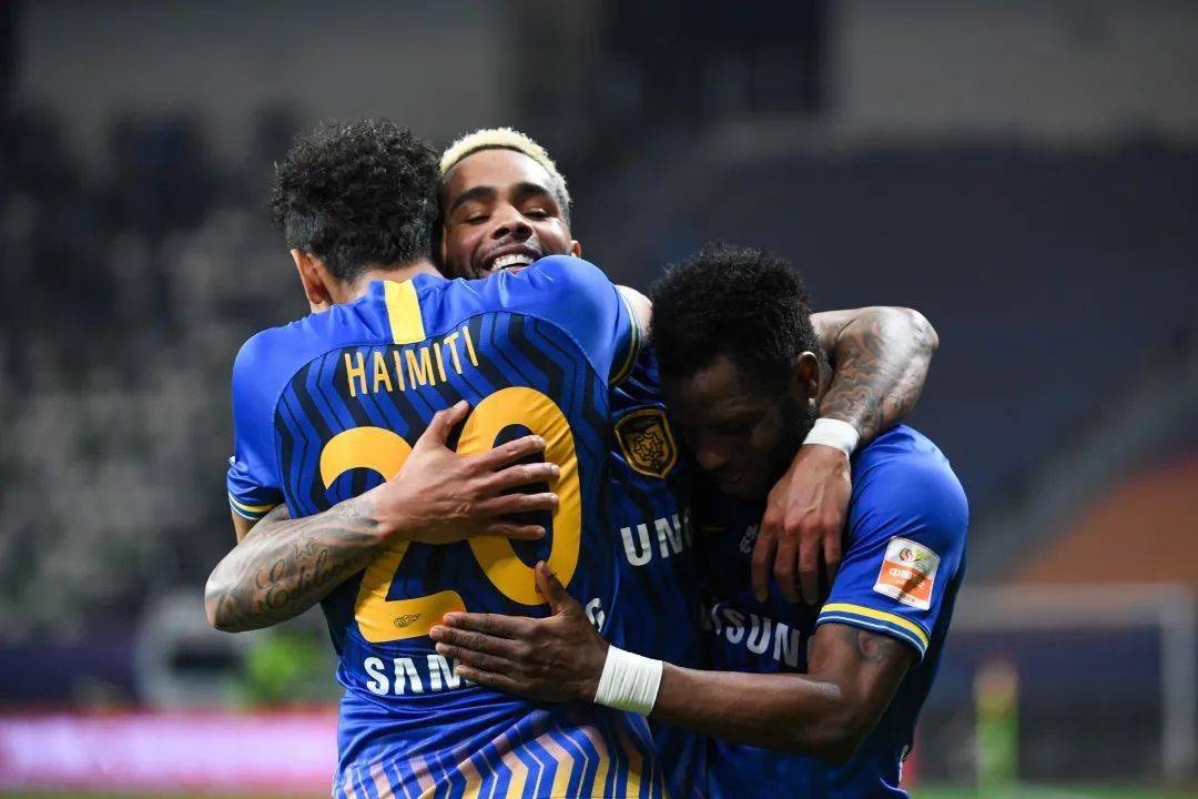 包含广州富力客场告捷，零封江苏苏宁取得连胜的词条